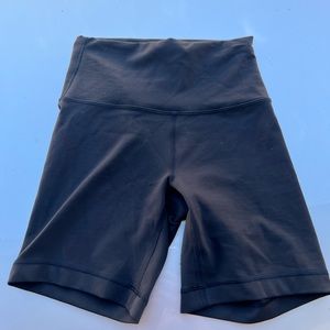 Lululemon Black Wunder Under Train Shorts, 6 Inch, Size 4